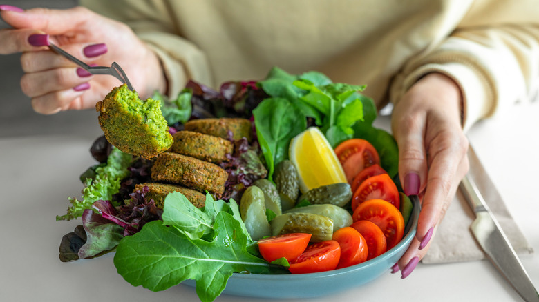 High fiber bowl with chickpeas and veggies