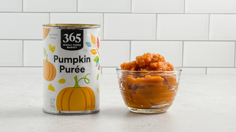 A can and a small glass bowl of 365 Whole Foods pumpkin purée