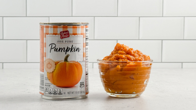 A can and a small glass bowl of Aldi Baker's Corner pumpkin purée