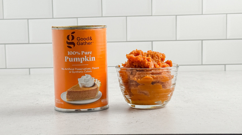 A can and a small glass bowl of Good & Gather pumpkin purée