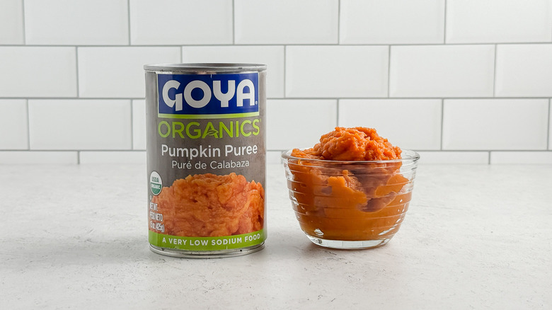 A can and a small glass bowl of Goya Organics pumpkin purée