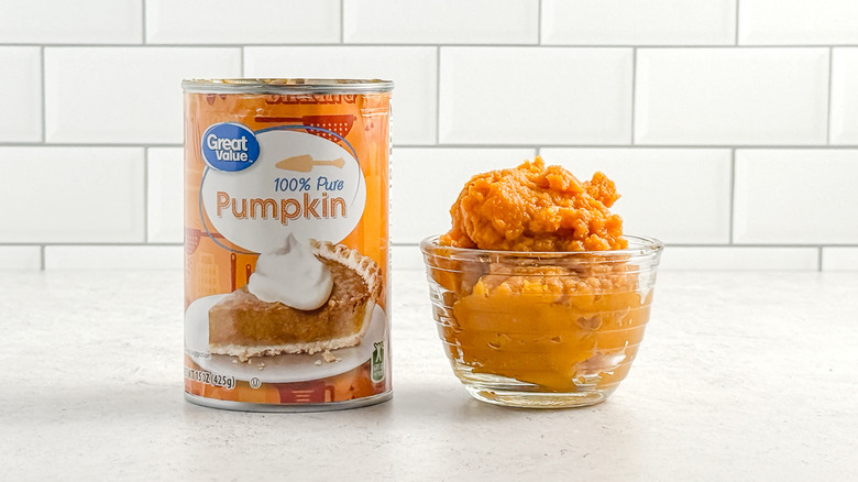 A can and a small glass bowl of Great Value pumpkin purée