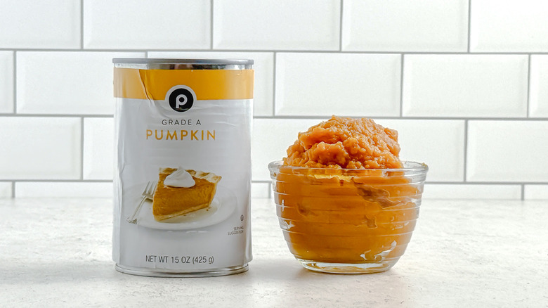 A can and a small glass bowl of Publix pumpkin purée