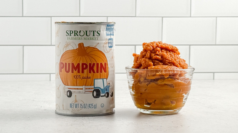 A can and a small glass bowl of Sprouts pumpkin purée