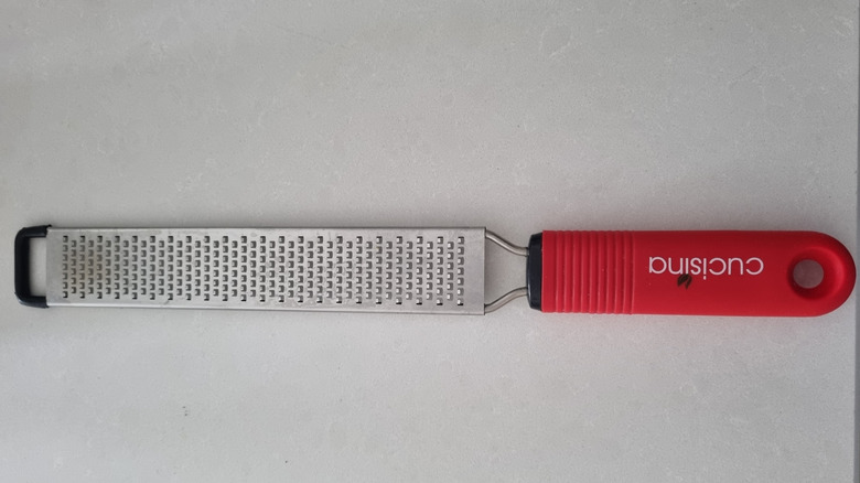 Zesting tool to grate pickles on a counter