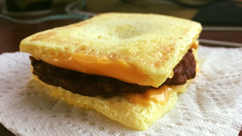 Eggs as a bun? Yes, you can.