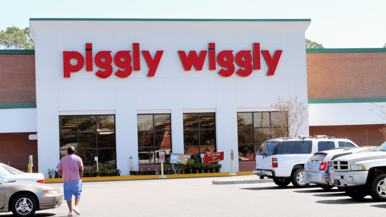 Exterior shot of a Piggly Wiggly store.