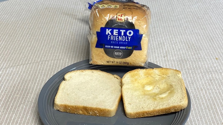 Aldi's L'Oven keto friendly white bread with two slices on a plate.