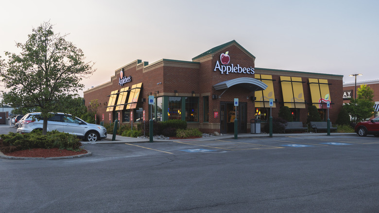 outside of an Applebee's location