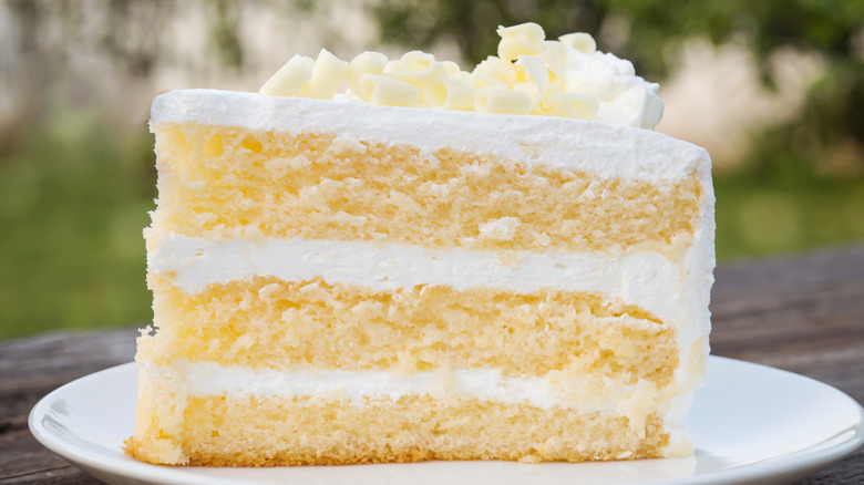 vanilla cake with vanilla frosting