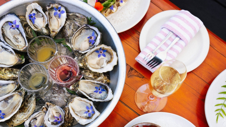 A plate of oysters at Conchas de Piedra in Valle de Guadalupe