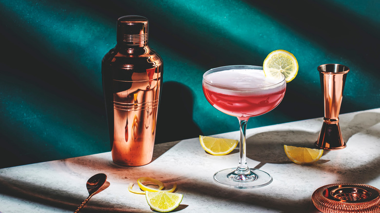 cocktail with cocktail set