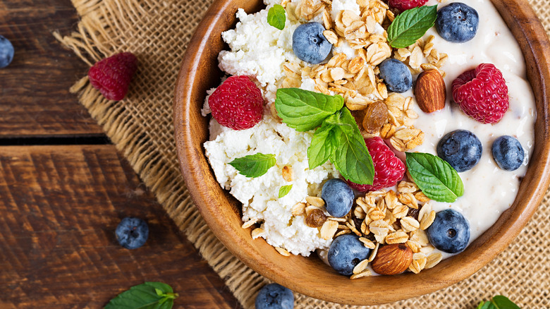 Cottage cheese with fruit, oats