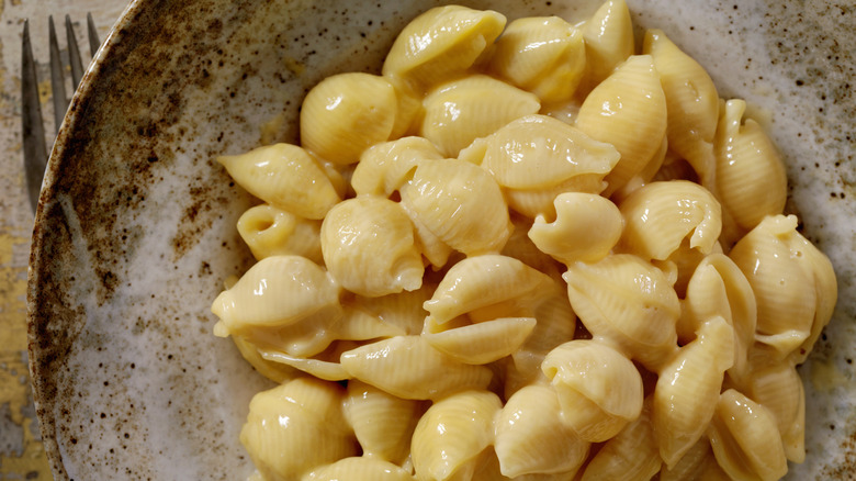 mac and cheese in bowl 
