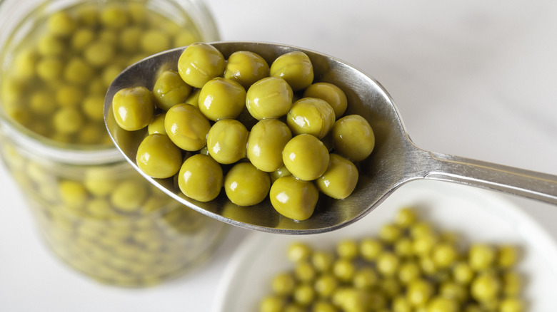 A spoonful of green peas.