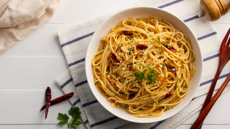 Plain spaghetti with chili and herb flakes