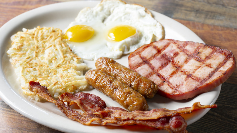 A plate of breakfast food