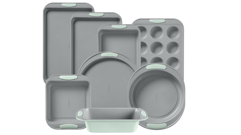 Pyrex 8-Piece Metal Bakeware Set against a white background