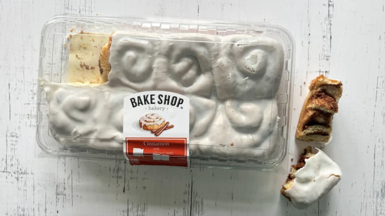 the baked goods aisle at an aldi store