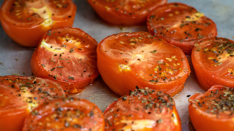 Roasted tomatoes with seasoning