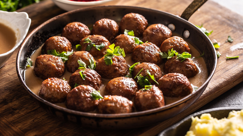 Frying pan with Sweish meatballs (k&ouml;ttbullar)