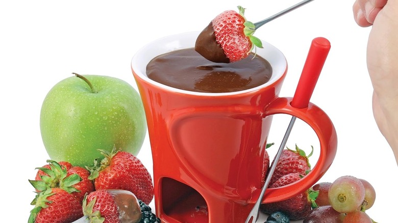 Red fondue mug with fruits to dip