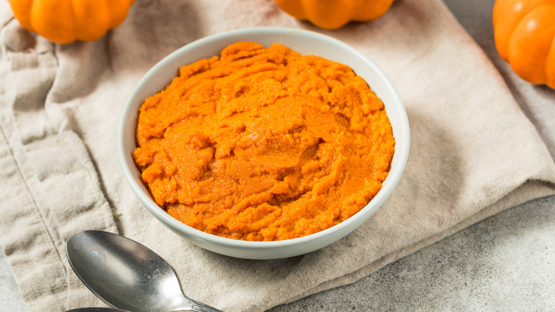 White bowl of canned pumpkin purée