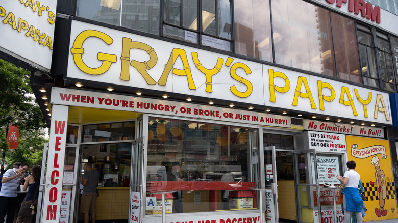 Gray's Papaya exterior