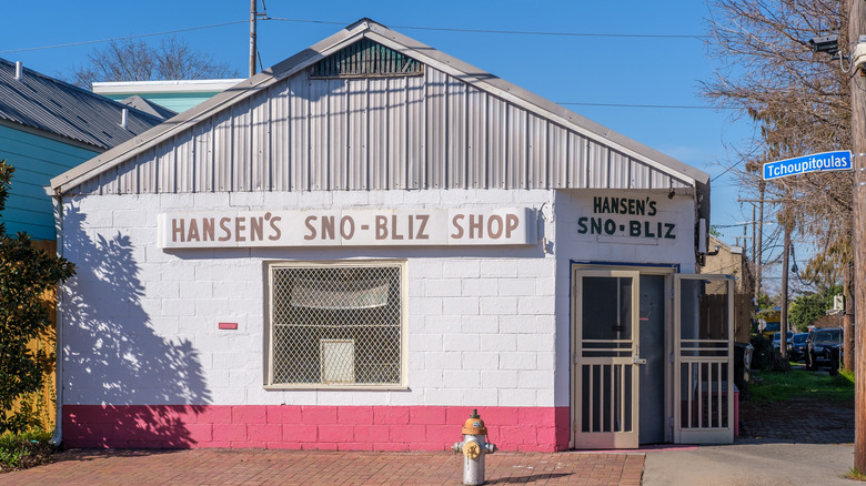 The old building housing Hansen's Sno-Bliz, seen from outside.