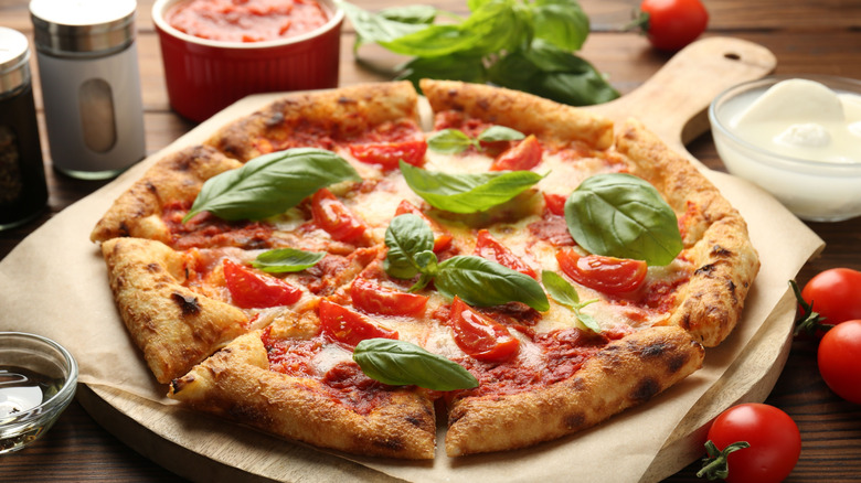 Pizza Margherita di papan kayu