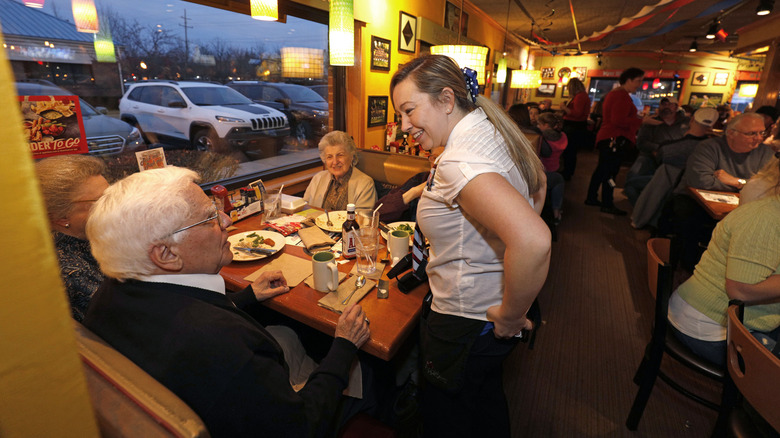 People at an Applebee's