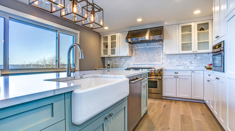 Apron sing on a kitchen island