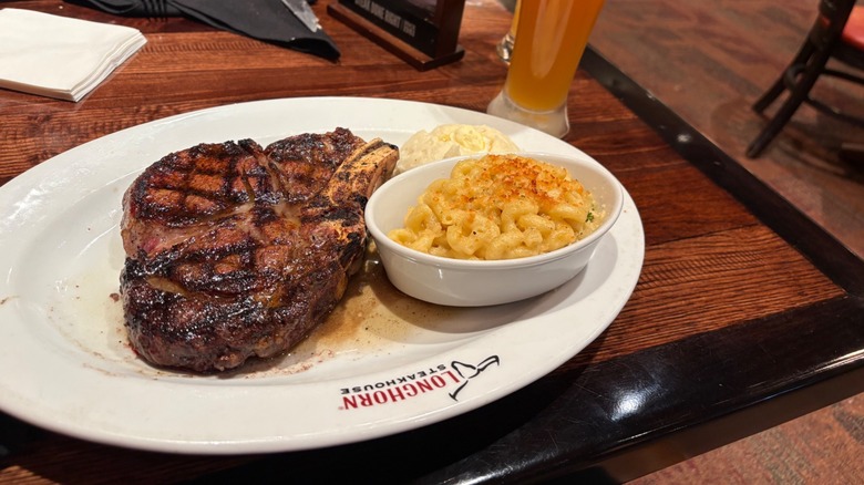 Steak and mac and cheese on a Longhorn Steakhouse plate
