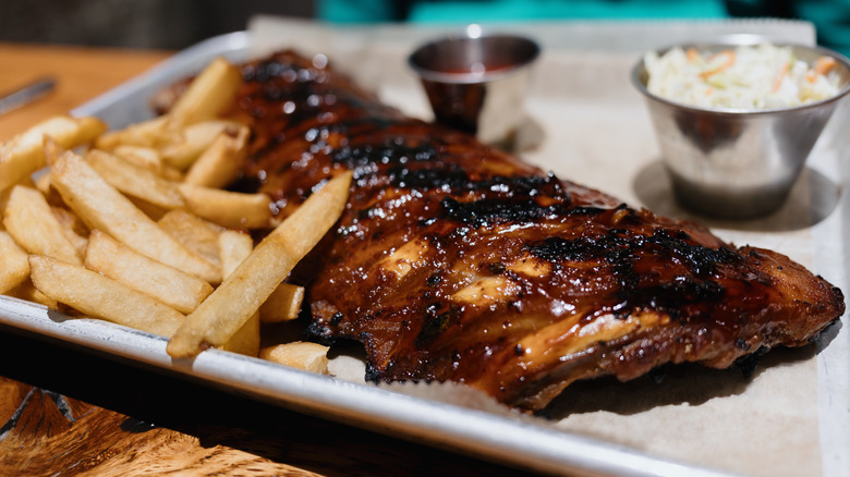 A rack of barbecue ribs