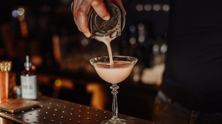 Mixing tins to roll a cocktail