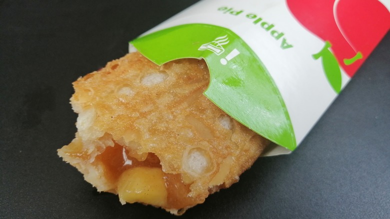 Pai apel McDonald's yang setengah dimakan