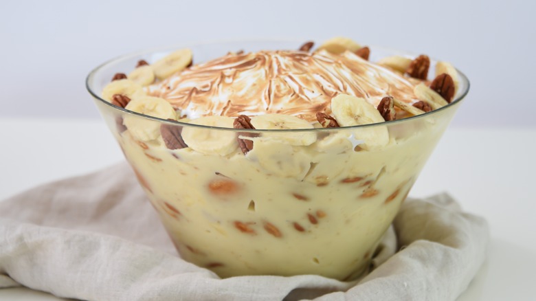 A clear bowl full of banana pudding