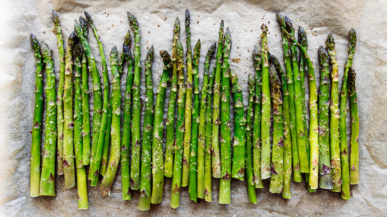 Cooked asparagus on baking paper.