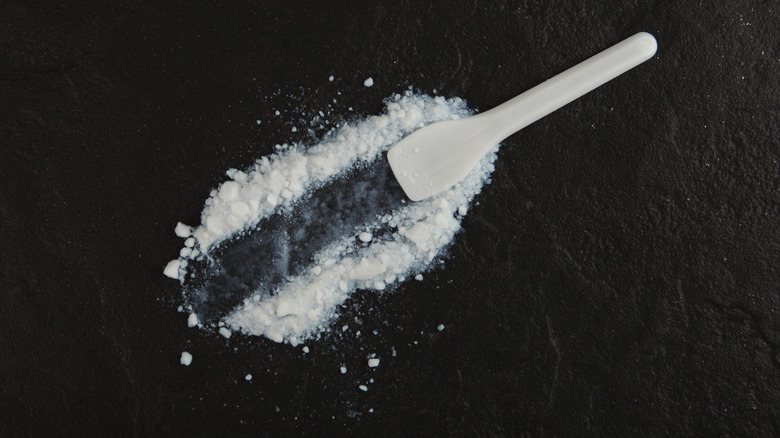 Silicon dioxide is smeared with small white spatula