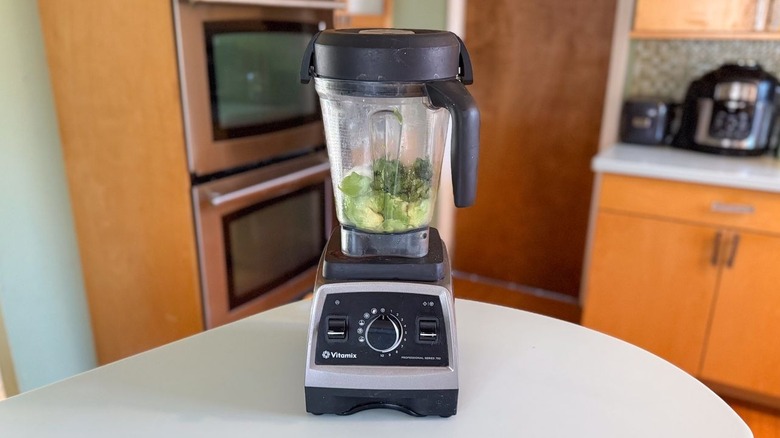 Avocado crema ingredients in blender