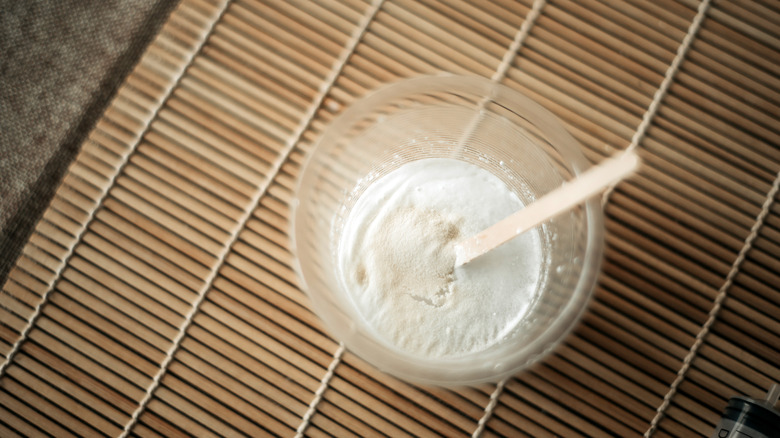 baking soda in cup