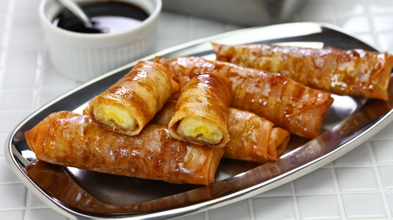 A platter of turon.