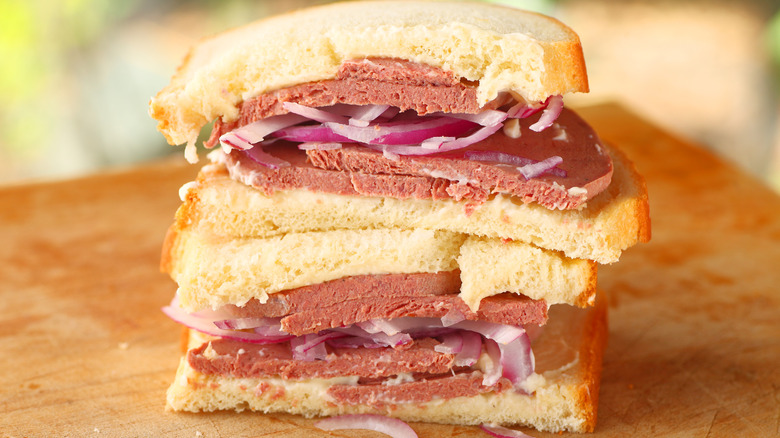 Braunschweiger sandwich with red onions and mayonaise