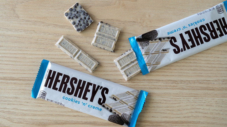 Hershey's Cookies 'n' Creme bar