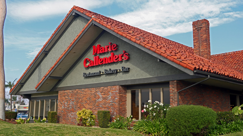 Exterior of a Marie Callender's Restaurant and Bakery in broad daylight