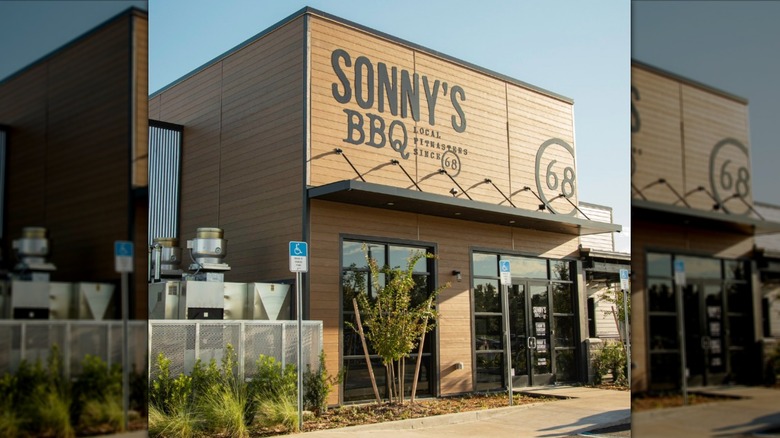 Exterior of a Sonny's BBQ in the daytime