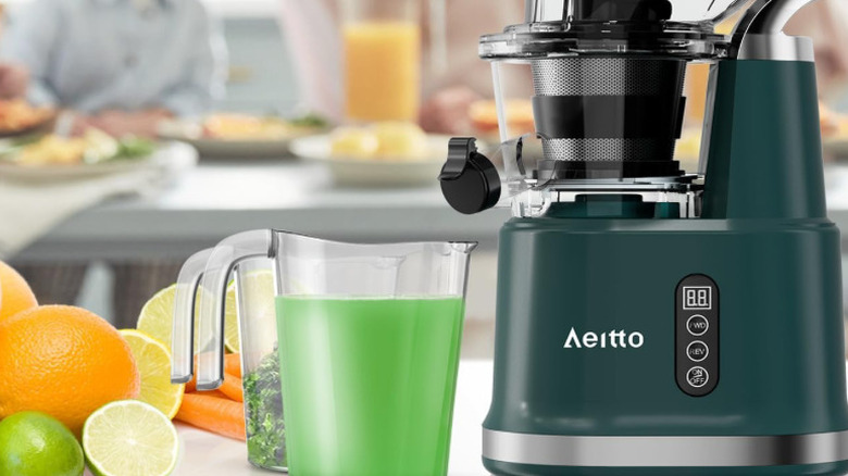 Fruit juice being made with Aeitto Juicer