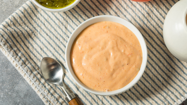 a ramekin of thousand island dressing