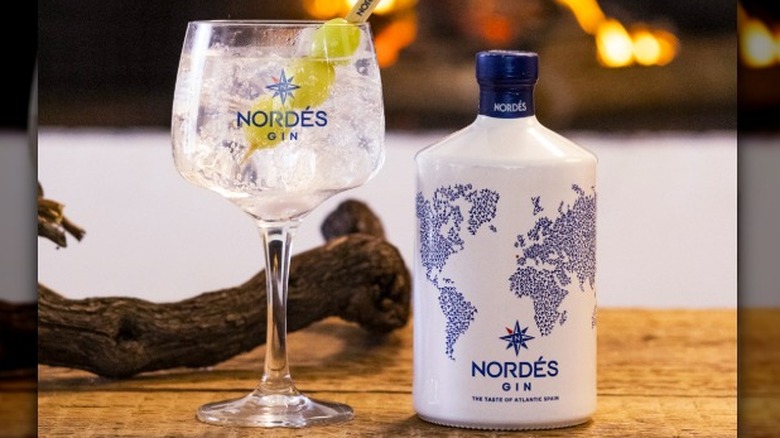 Bottle of Nordés Gin with a gin and tonic cocktail