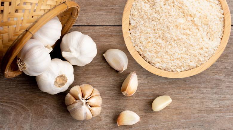 Fresh garlic and garlic powder
